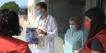 Creu Roja Joventut entrega 26 kits per a la infància hospitalitzada a l’HTVC