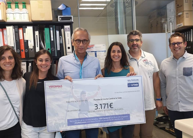 Sílvia Puigarnau fa entrega dels diners recaptats en el seu repte solidari