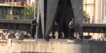 Un equip dels Tedax inspecciona el monument franquista després de l’incendi