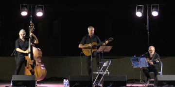 Arturo Gaya posa veu a les cançons d’Ovidi Montlló en les Jornades Culturals de la Ràpita