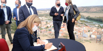 La consellera de Cultura Àngels Ponsa visita Ascó i Miravet per conèixer els projectes culturals dels municipis