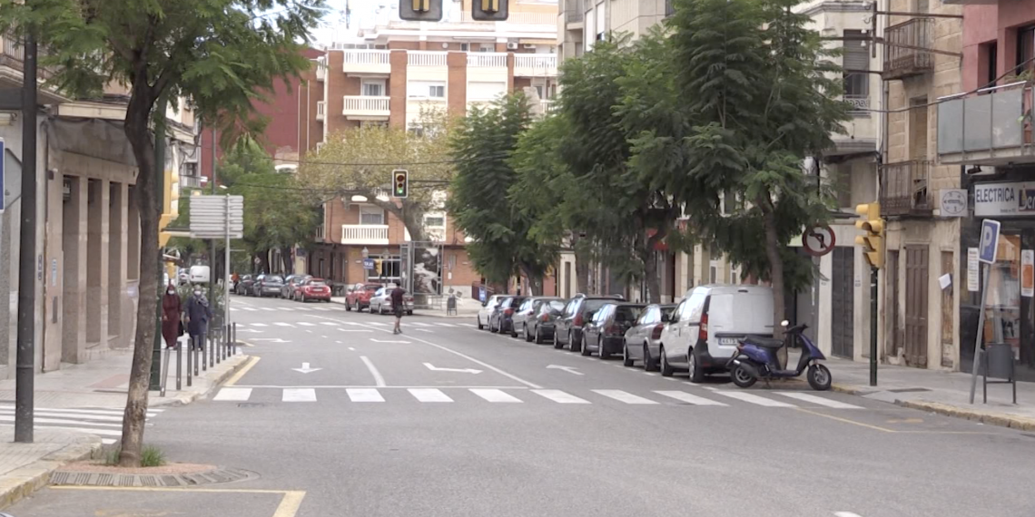 Menys afluència a les terrasses i parcs infantils en el primer dia de restriccions
