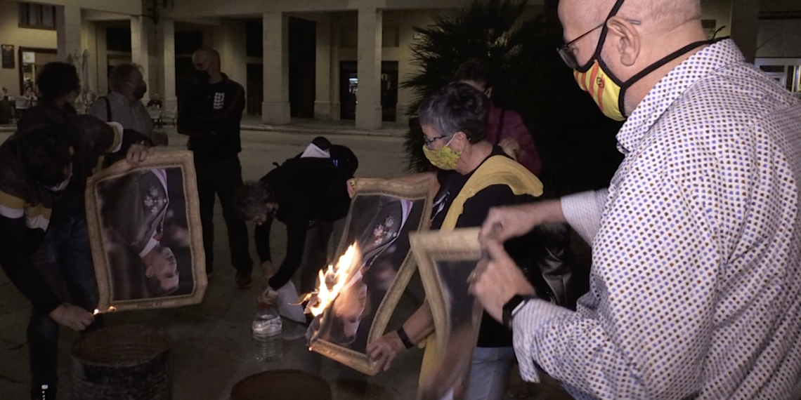 Una trentena de persones cremen fotos del rei a la plaça de l’Ajuntament de Tortosa
