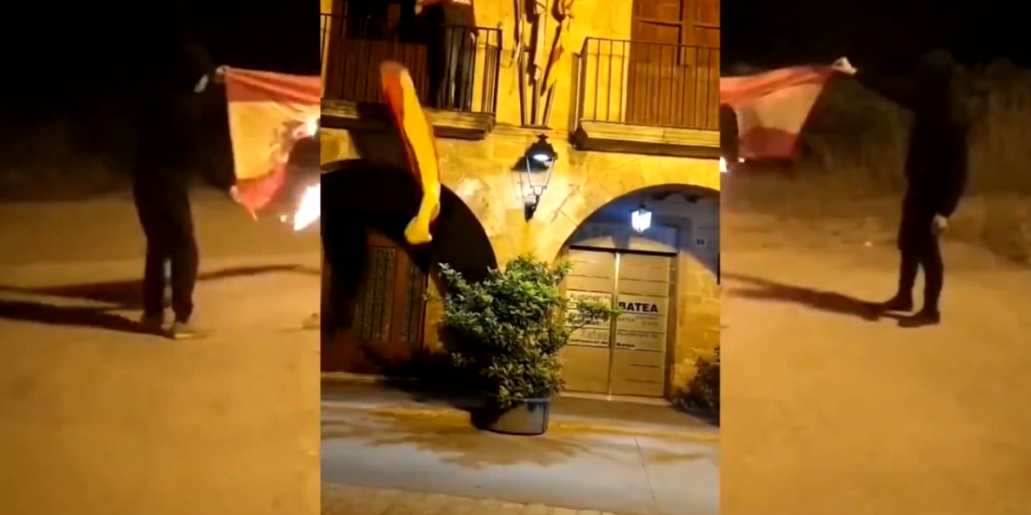 Batea no denunciarà l’acció contra la bandera espanyola