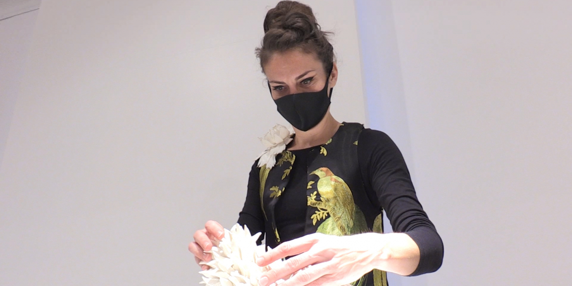 Raluca Buzura aposta per convertir joies en una obra d’art en l’exposició ‘The garden of delights’