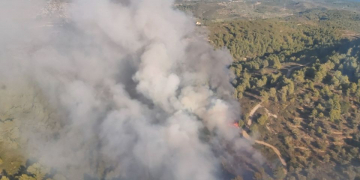 Sis mitjans aeris i 16 terrestres dels Bombers treballen en un incendi de vegetació a Tortosa