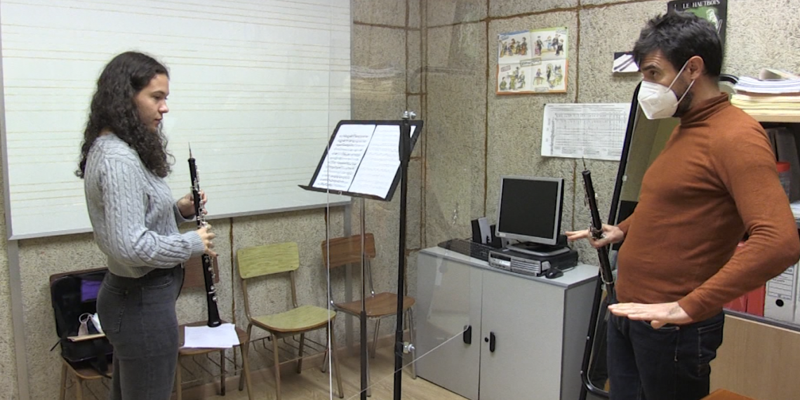 Pantalles protectores i classes telemàtiques per continuar amb la formació musical