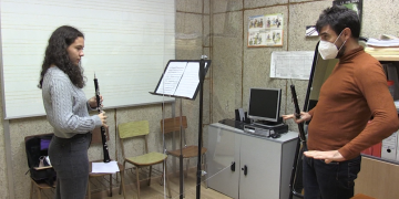 Pantalles protectores i classes telemàtiques per continuar amb la formació musical