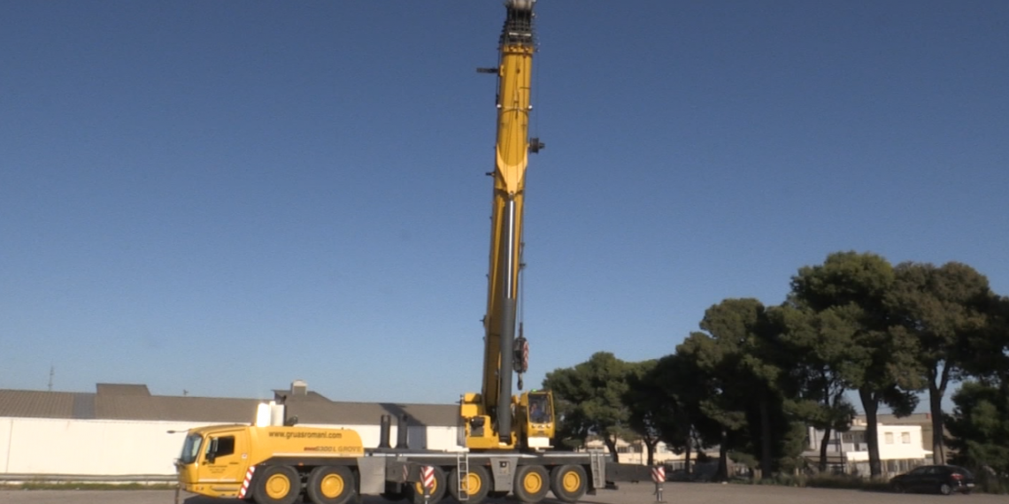 Una grua de 300 tones traurà el monument franquista del mig del riu