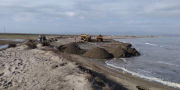 Costes mou sorra des del Fangar per reforçar un tram de la platja de la Marquesa