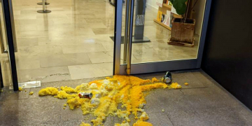 Llencen arròs bullit davant la delegació del Govern a l’Ebre