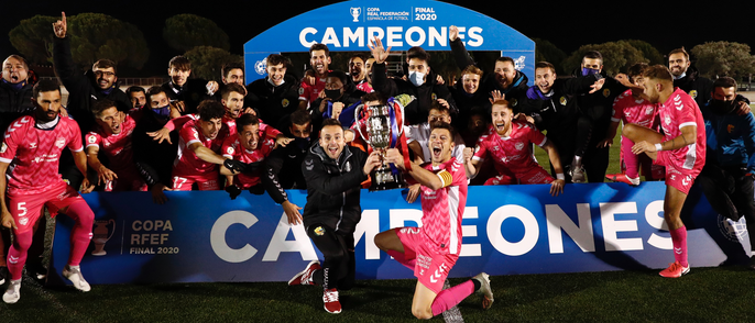 La UE Llagostera d’Andreu Guiu fa història aixecant la seva primera Copa RFEF