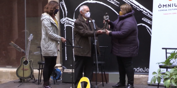 Òmnium Terres de l’Ebre guardona el ceramista Joan Panisello amb Lo Grifonet