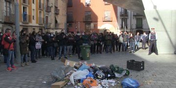 El sector de la restauració de l’Ebre aboca brossa davant la delegació del Govern