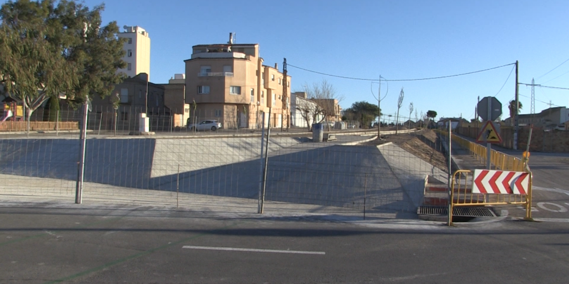 Recta final de les obres del Passeig de la Via de l’Aldea