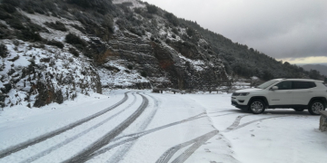 La neu sorprèn al Caro amb gruixos de 5 centímetres i l’obligació de portar cadenes