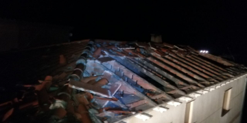 Un esclafit malmet diverses teulades a Horta de Sant Joan