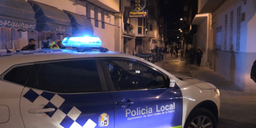 Dues persones evacuades a causa d’un incendi a la Ràpita