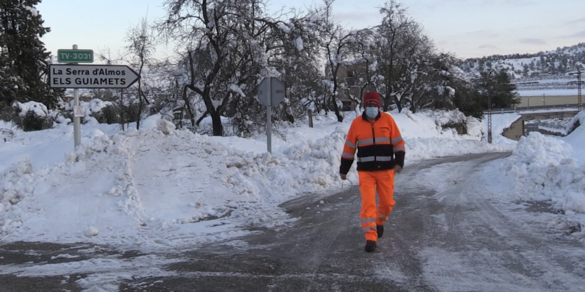 Tivissa s’aboca a la neteja de les acumulacions de neu al carrer