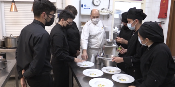 Els alumnes de l’escola d’Hostaleria mostren la carta de postres a les Estrelles Michelin