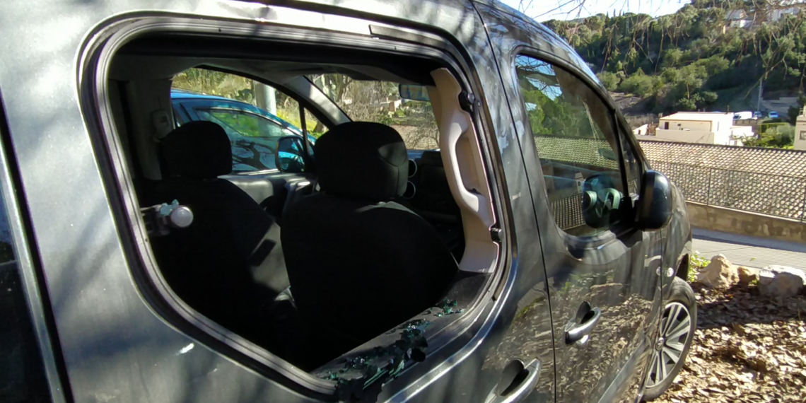 Una vintena de vehicles apareixen amb els vidres trencats a Remolins