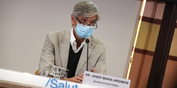 Expedienten tres infermeres per haver convidat a vacunar-se els familiars en una residència