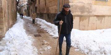 Colgats sota 60 centímetres de neu i sense electricitat a Arnes