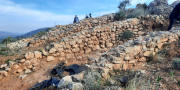 Inspeccionen els danys de l’espoli al jaciment de la Ferradura d’Ulldecona