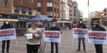 Òmnium inicia una recollida de signatures a Amposta per demanar l’amnistia dels presos polítics