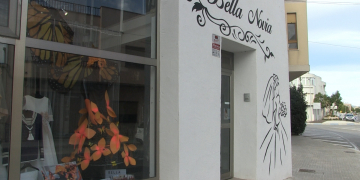 Deltebre omple de colors els aparadors per celebrar el Carnaval