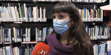 La Biblioteca de Gandesa ofereix un servei d’entrega de llibres a domicili amb bicicleta