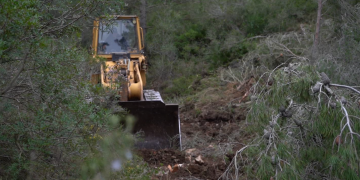 Agricultura obre un nou vial a la serra de Tivissa per facilitar l’extinció d’incendis