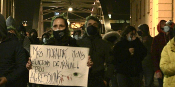 Una seixantena de persones es manifesten a Tortosa en contra de la violència policial