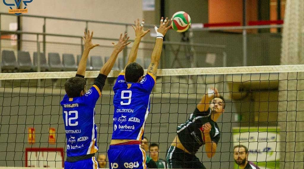 El Volei Roquetes guanya (3-1) al Barça i fa un pas més cap a la fase d’ascens