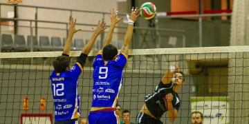 El Volei Roquetes guanya (3-1) al Barça i fa un pas més cap a la fase d’ascens