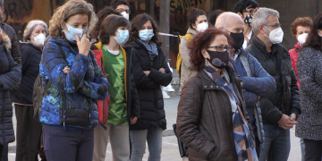 Un centenar de persones protesten en contra de la tala d’arbres al barri de Ferreries de Tortosa