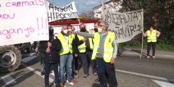 Els pagesos tornen a tallar la C-12 a Flix per a reclamar ajudes directes pels danys del Filomena a les oliveres