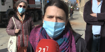 Un grup de veïns protesten per la tala d’arbres a l’avinguda Colom