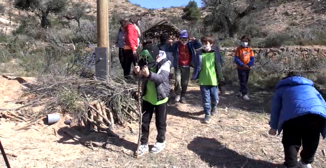 Alumnes de Flix i Ginestar ajuden a recuperar zones afectades per l’incendi de la Ribera