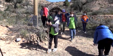 Alumnes de Flix i Ginestar ajuden a recuperar zones afectades per l’incendi de la Ribera