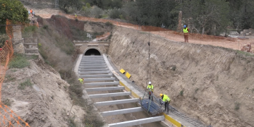 Els regants construeixen un fals túnel al canal de Tivenys per evitar despreniments