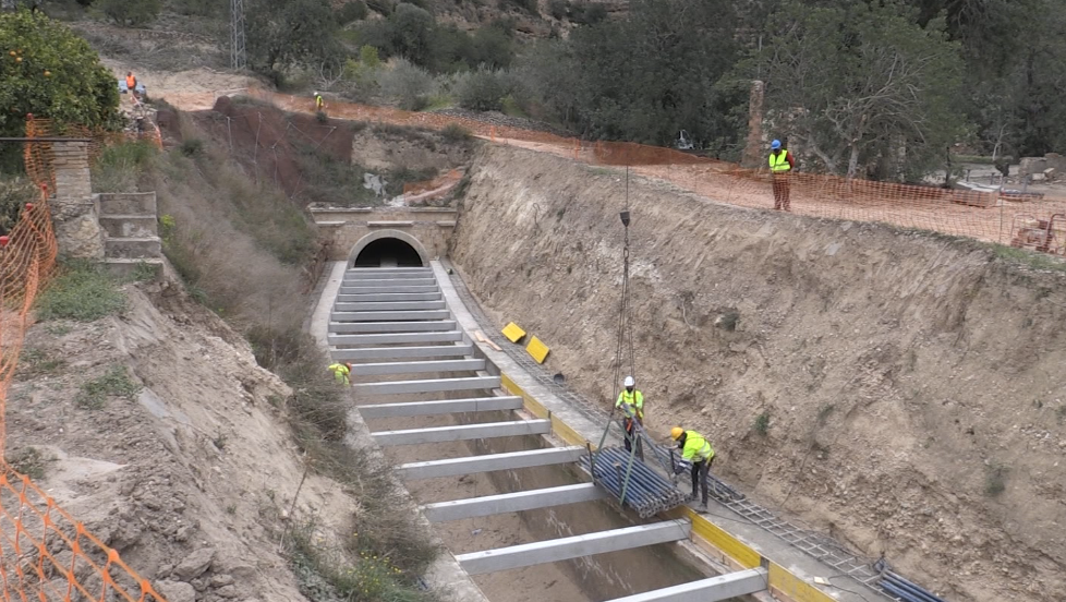 Els regants construeixen un fals túnel al canal de Tivenys per evitar despreniments