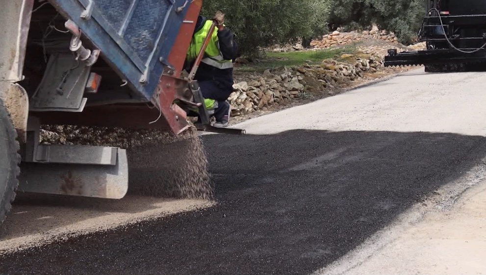 L’Aldea pavimenta els carrers i camins amb reg asfàltic