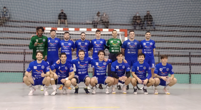 El Base Oviedo de Toni Malla guanya (25-27) al Balonmano Santoña en un partit clau