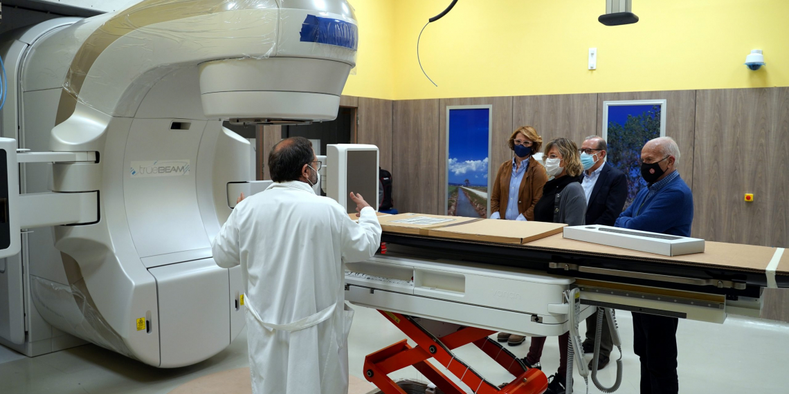 Salut instal·la el nou accelerador lineal a la Unitat de Radioteràpia de l’Hospital de Jesús