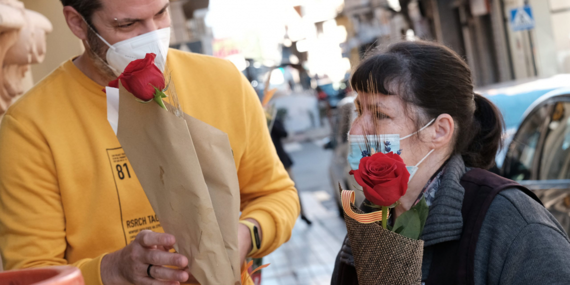 Sant Jordi torna a omplir els carrers de llibres, roses i il·lusió
