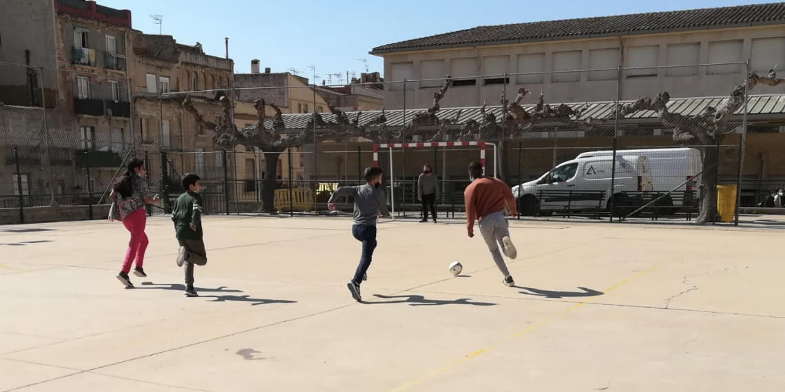 El taller de futbol sala del programa europeu BRIDGES promou la cohesió social a través de la pràctica esportiva