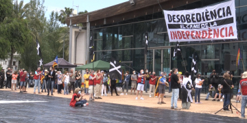 Despleguen una gegant bandera negra a La Ràpita amb motiu de la Independència