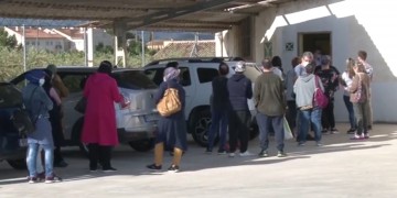 Els temporers de fruita dolça a l’Ebre agraeixen els cribratges preventius i esperen que els vacunen