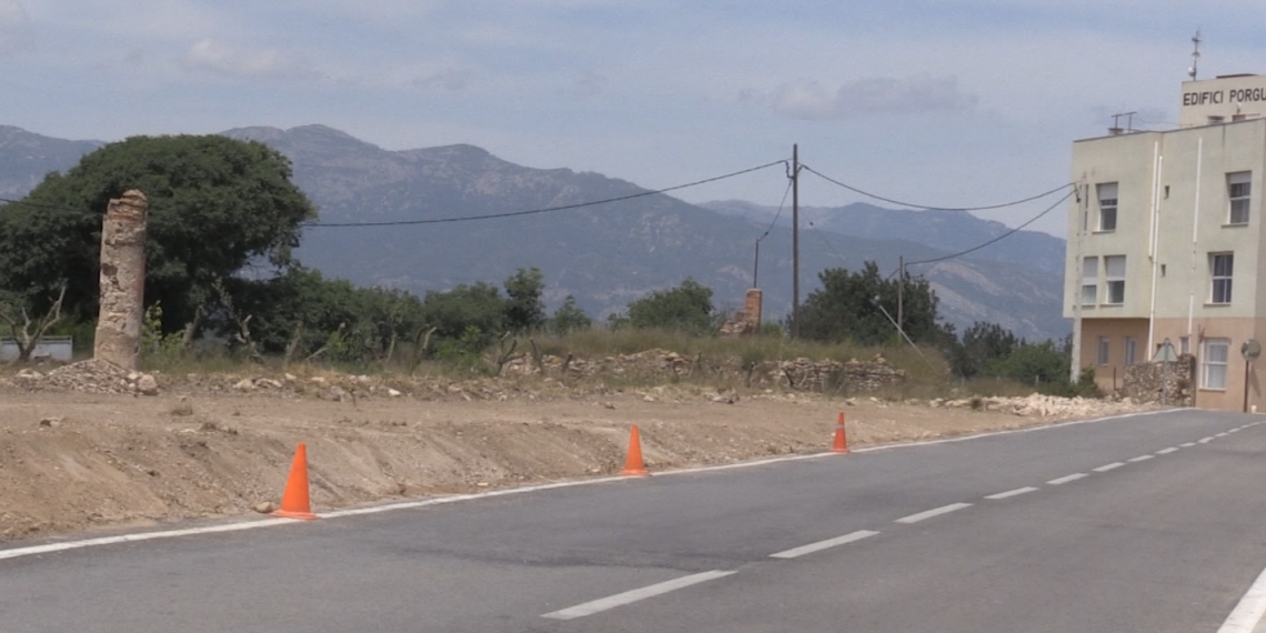Polèmica a Bítem per l’enderroc del mur del Mas del Bisbe